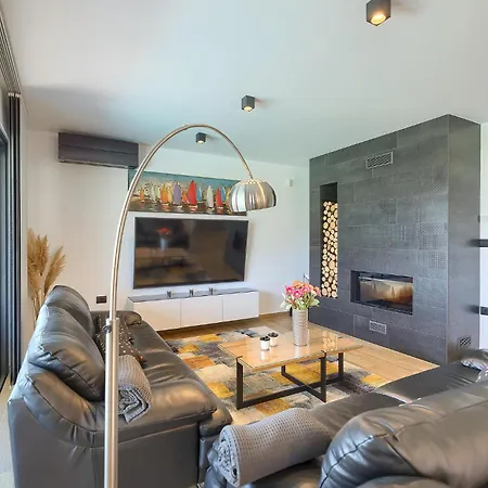 Holiday home 4 Bedroom Gorgeous Home In Pomer Pomer