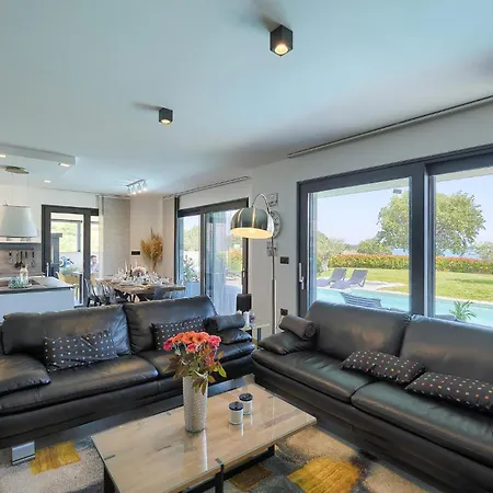 4 Bedroom Gorgeous Home In Pomer *