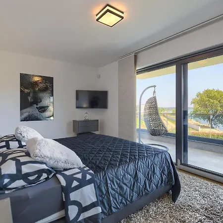 4 Bedroom Gorgeous Home In Pomer